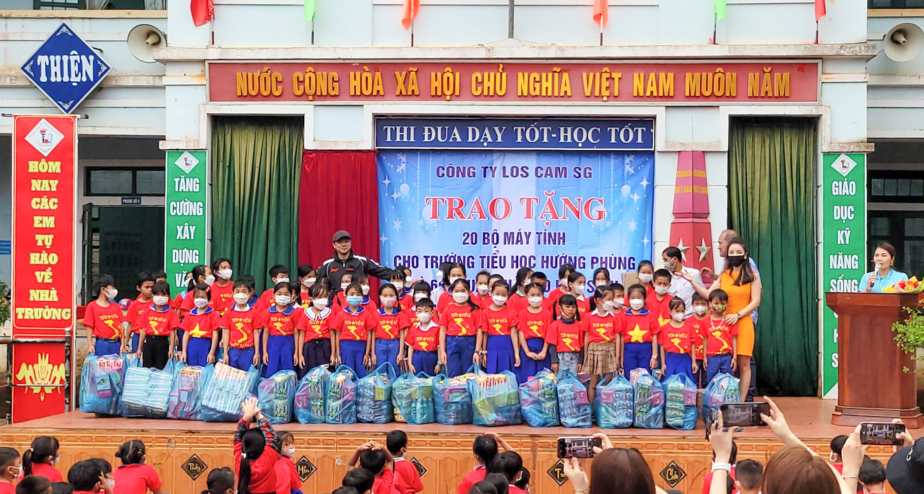 Loscam Vietnam and URC, our major customer, jointly made a charitable donation of computers and classroom supplies to Huong Hoa Elementary School