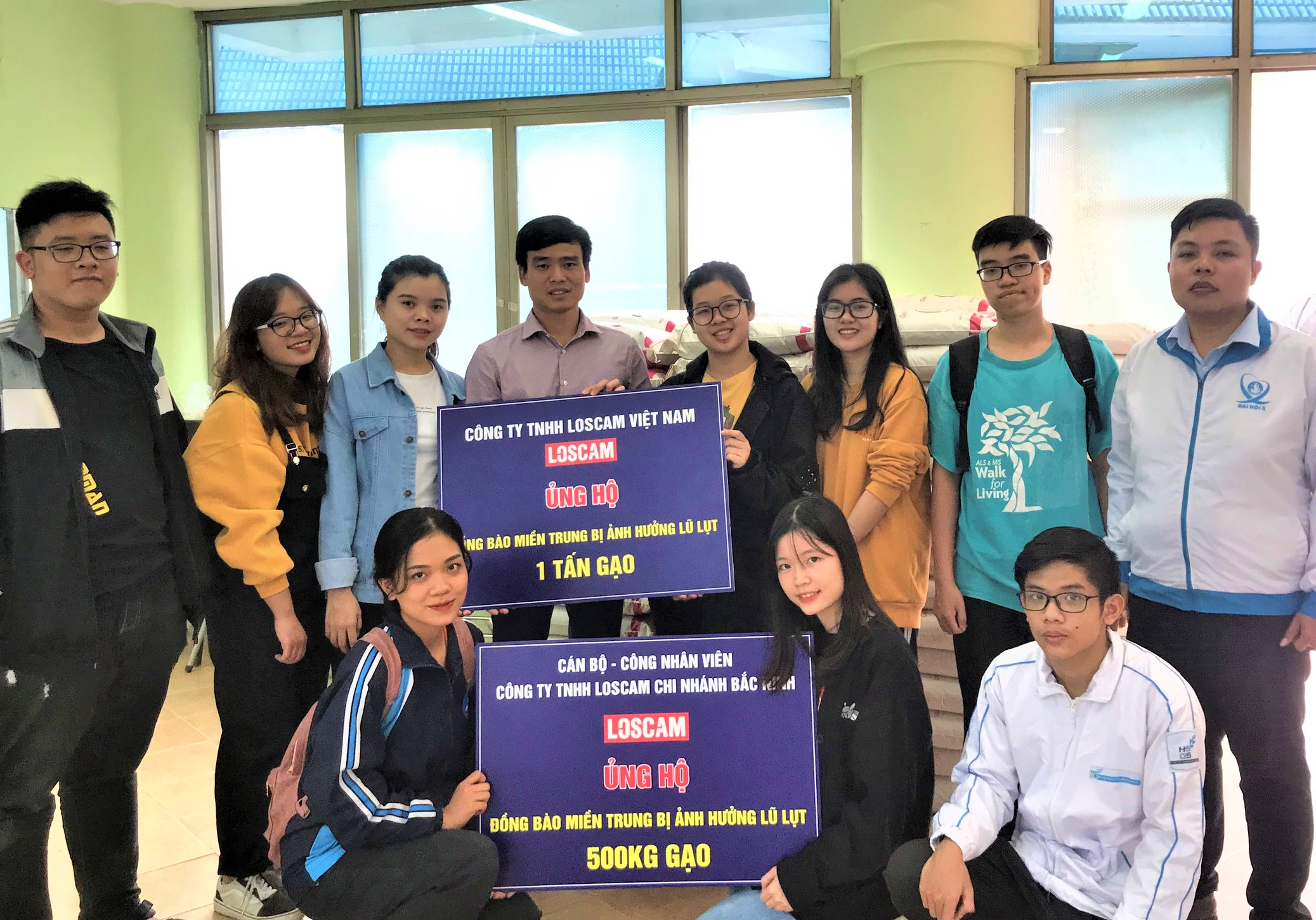 Vietnam Team Photo: Donation of rice to the people of Quang Ngai